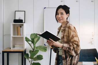 年轻的本科学生准备回来大学