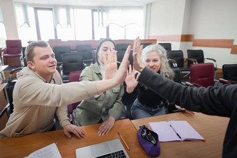 学生讲师给高大学教室