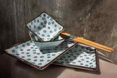 集陶瓷盘子碗木筷子粉红色的表格布