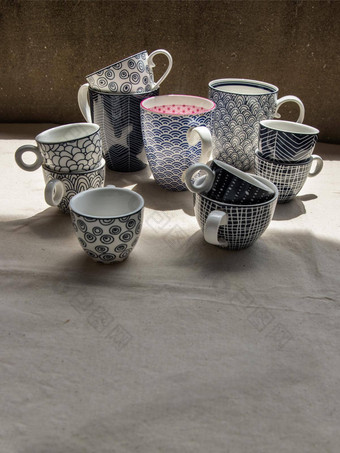 集蓝色的陶瓷杯印花棉布的织物布陶瓷餐具