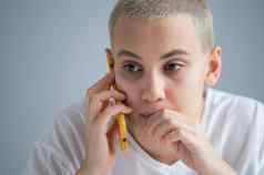 沉思的年轻的女人短发型会谈深思熟虑移动电话白色背景