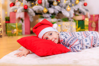 男孩圣诞节树男孩折叠手可爱的婴儿假期文章一年圣诞节色彩斑斓的云杉假期装饰装饰<strong>圣诞老人</strong>他
