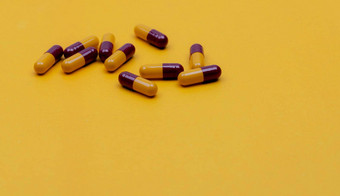 红黄抗生素胶囊药片黄色的背景处方药物抗生素药物电阻概念青霉素胶囊药片制药行业制药学药店产品
