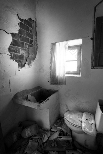 厕所。。。被遗弃的建筑矿山罗达尔基拉尔村