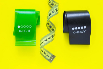 健身磁带黑色的绿色颜色位于前照片黄色的背景分离黄色的测量磁带前视图平躺复制空间隔离
