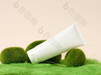 空白色塑料管化妆品绿色背景包装奶油过来这里血清广告产品促销活动