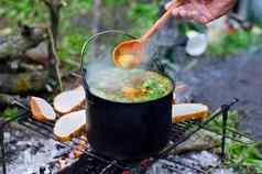 汤旅游水壶煮熟的篝火营地
