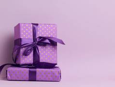 盒子包装节日紫色的纸系丝绸丝带紫色的背景生日礼物惊喜