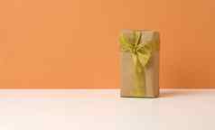 棕色（的）礼物盒子白色表格橙色背景惊喜礼物