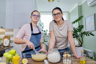 <strong>妈妈</strong>女儿年烹饪苹果馅饼