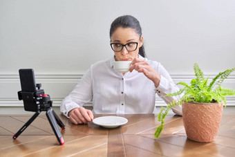 年轻的女人博主视频博客记录广播首页