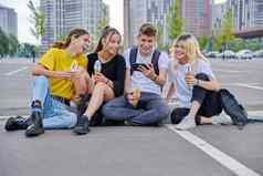 集团青少年冰奶油智能手机城市风格