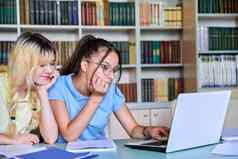 女孩学生青少年年研究图书馆移动PC