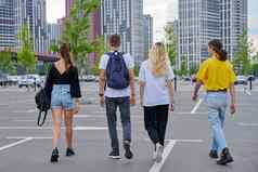 集团青少年走回来视图城市风格现代城市背景