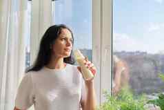 女人喝牛奶喝瓶站窗口牛奶酸奶乳制品健康的饮料