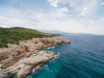 岩石海边veslo野营黑山共和国Azure蓝色的水白色波打岩石阳光明媚的夏天一天空中无人机视图