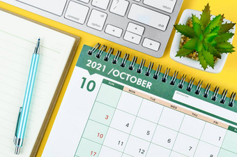 10月桌子上日历日记键盘电脑