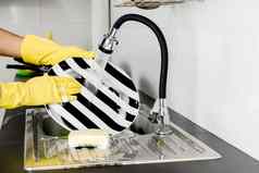 人类手黄色的橡胶手套洗菜厨房水槽