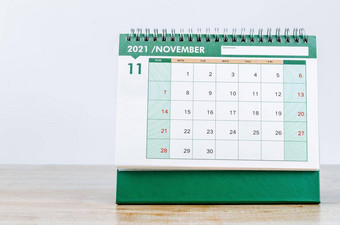 11月绿色桌子上日历