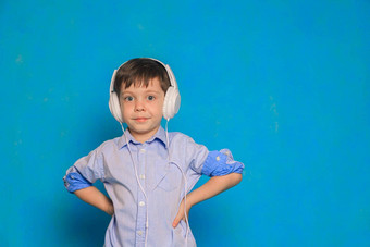 男孩耳机蓝色的背景孩子们的耳机伤害耳机孩子有声读物孩子们文章孩子们的休闲音乐