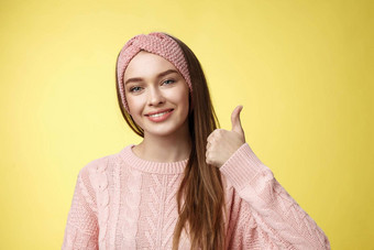漂亮的欧洲年轻的女孩头巾粉红色的毛衣微笑很高兴很高兴显示拇指协议批准给好建议喜欢有趣的伟大的的想法微笑快乐的