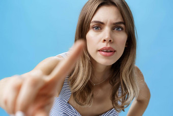 好奇的感兴趣女人戳相机手指检查弯曲向前感兴趣表达式皱着眉头紧迫的食指镜片
