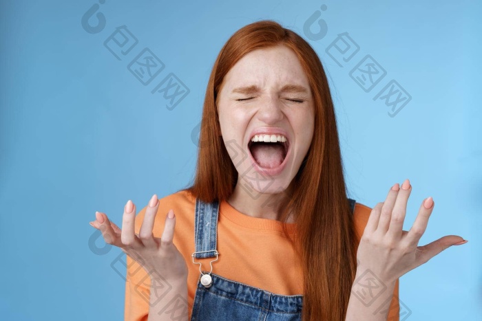 很生气愤怒的喜怒无常的红色头发的人女孩大图片-包图网企业站