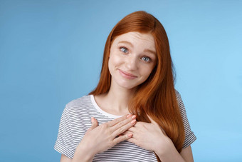 种类温柔的真诚的可爱的高加索人红色头发的人女孩融化说不出话来感人的珍贵的时刻感动了移动礼物收到了赞美微笑很高兴新闻手掌感激的感激