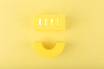 精神上的乐观最小的概念希望微笑明亮的黄色的背景