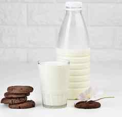 完整的玻璃杯牛奶清晰的塑料瓶牛奶堆栈轮巧克力芯片饼干白色表格