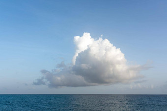 大<strong>白</strong>色云蓝色的天空海景观<strong>云海</strong>洋水全景地平线美丽的热带加勒比夏天一天海景全景视图多云的天气复制空间
