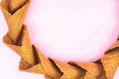光滑的圆华夫格视锥细胞冰奶油粉红色的背景