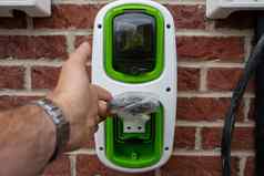 电车辆国内充电点安装房子住房发展部分绿色能源程序充电车辆在一夜之间