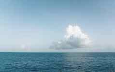 大白色云蓝色的天空海景观云海洋水全景地平线美丽的热带加勒比夏天一天海景全景视图多云的天气复制空间