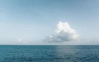 大白色云蓝色的天空<strong>海景</strong>观云海洋水全景地平线美丽的热带加勒比夏天一天<strong>海景</strong>全景视图多云的天气复制空间