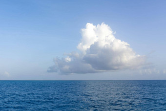 大白色云蓝色的天空海景观云海洋水全景地平线美丽的热带加勒比夏天一天海景全景视图多云的天气复制空间