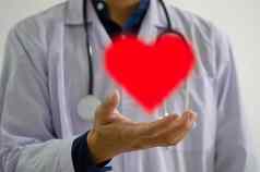 医生的手红色的心图标发送鼓励医生护士医疗人员