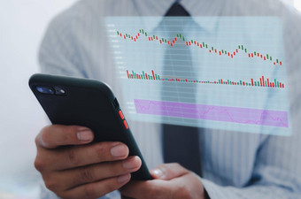 商人移动电话分析股票市场经济增长图表图标虚拟屏幕业务策略金融银行数字市场营销