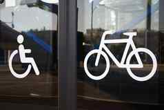 迹象禁用人自行车公共汽车门特写镜头