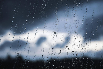 雨滴窗口放黑色的灰色的白色梯度模糊的<strong>背景</strong>多云的多雨的<strong>天气</strong>窗口冷却下雨坏<strong>天气</strong>预测