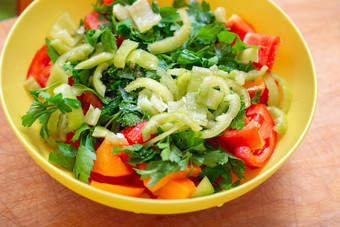 蔬菜沙拉新鲜的西红柿辣椒欧芹黄色的杯美味的健康的零食