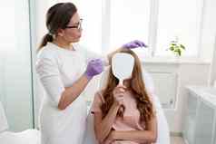 美容师面部标记女病人脸美治疗水疗中心沙龙客户端镜子美诊所