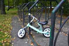 孩子们的自行车秋天公园自行车停车很多