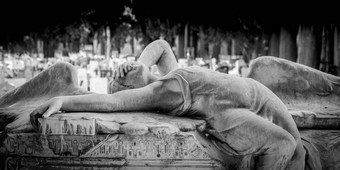 雕像天使墓位于意大利墓地