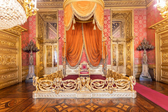 宝座房间室内椅子奢侈品宫红色的黄金古董巴洛克式的风格
