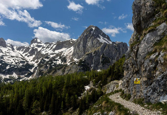 高山美丽的徒步旅行路线