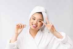 关闭微笑女人刷牙齿伟大的健康牙科护理概念孤立的白色背景亚洲