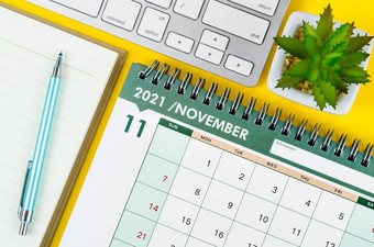 11月桌子上日历日记键盘电脑