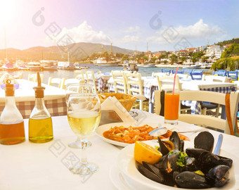 海鲜晚餐希腊餐厅海边希腊太阳发光