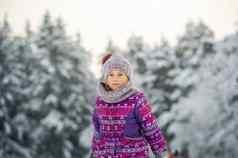 女孩冬天紫色的衣服走白雪覆盖的森林